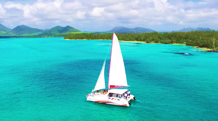 ILE AUX CEFS ISLAND CATAMARAN